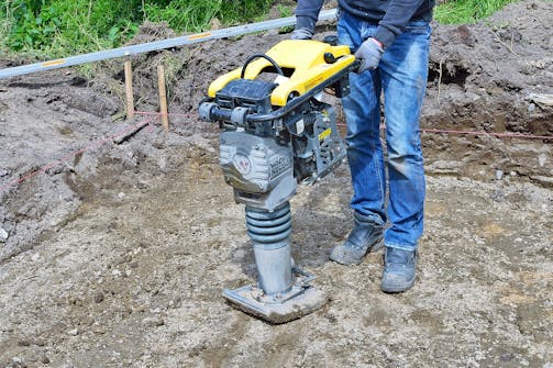 Näin teet lujan pohjan laatoille